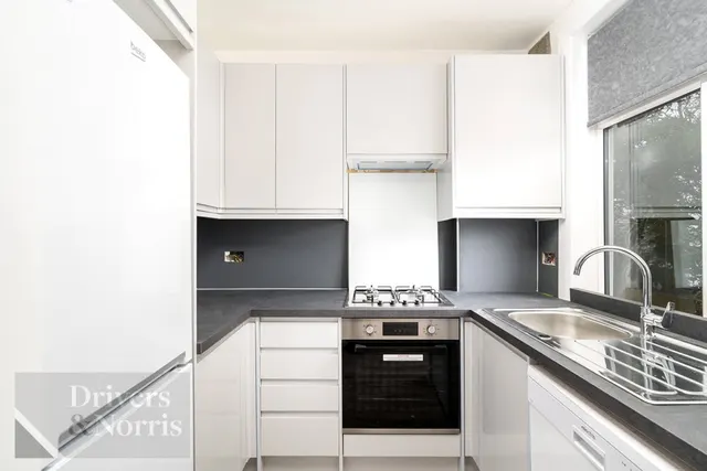 Hutton Grove, North Finchley, photo 1