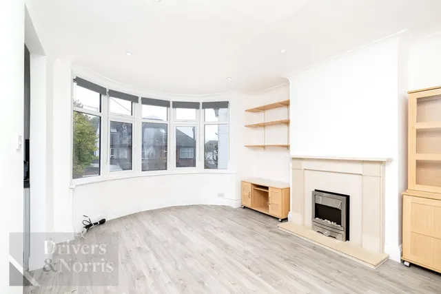 Hutton Grove, North Finchley, photo 2