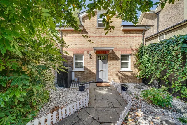 Daubeney Place, Hampton, TW12, photo 2