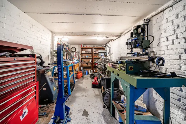 Photo 2 — Garage E, 9 Cromwell