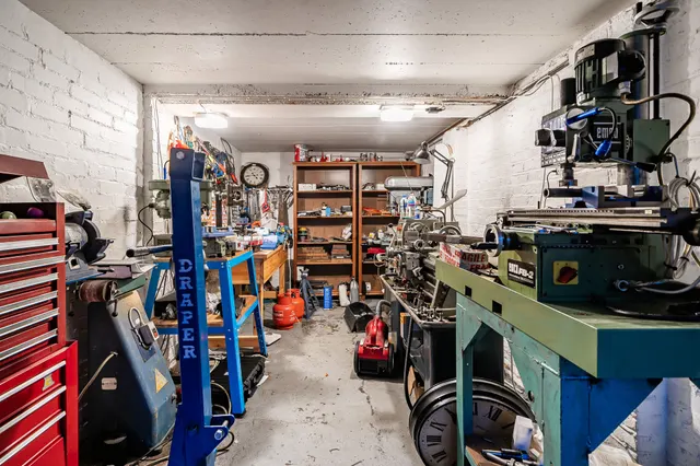 Photo 3 — Garage E, 9 Cromwell