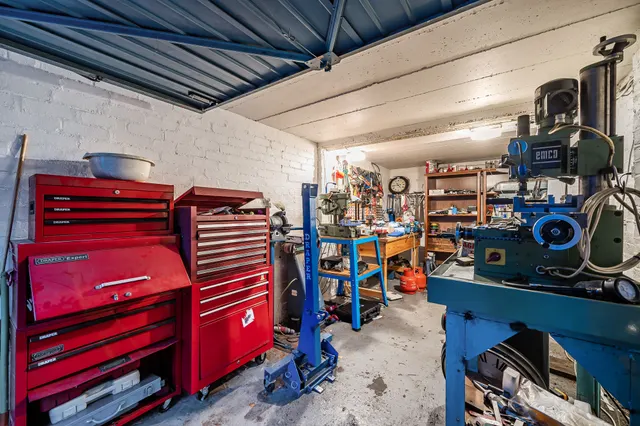 Garage E, 9 Cromwell, photo 1