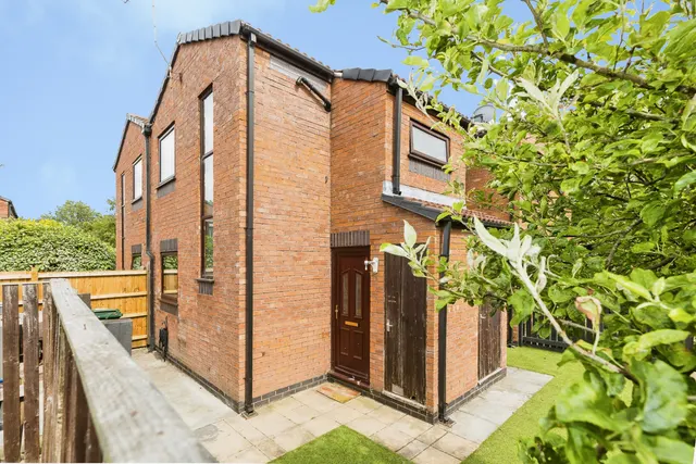 Wroxham Close, Chester, photo 1