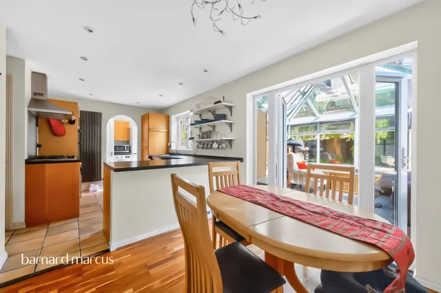 Woodall Close, Chessington, KT9, photo 3