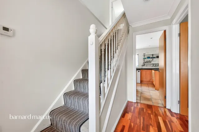 Woodall Close, Chessington, KT9, photo 2