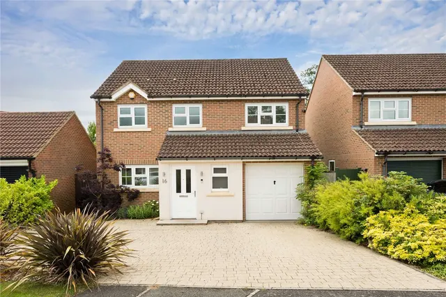 Furnival Close, Virginia Water, Surrey, GU25 4HR, photo 1