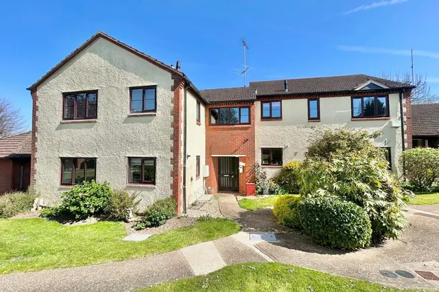 Avon Road, Farnham, Surrey, GU9 8PG — photo 1