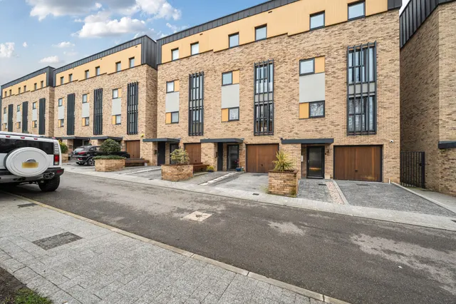 Noel Coward Avenue, Denham, UB9, photo 1