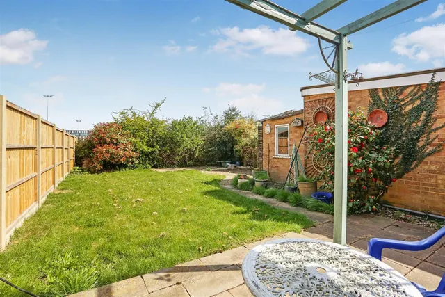 Poplar Crescent, Epsom, KT19 9ER, photo 1