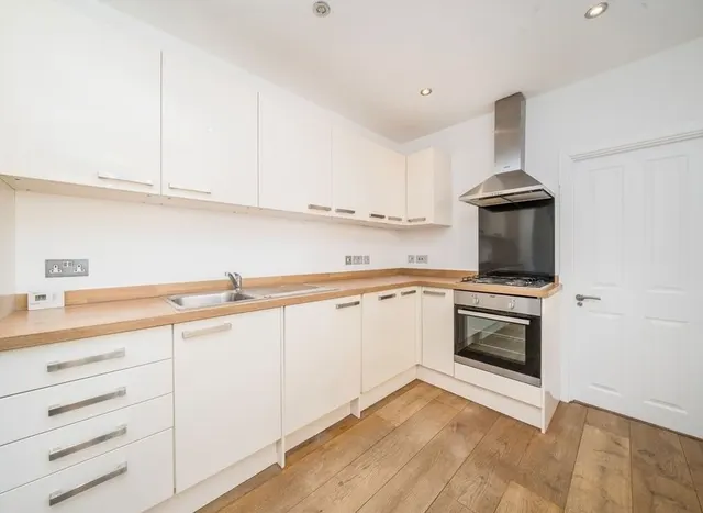 Photo 3 — Beaconsfield Road, Surbiton, KT5