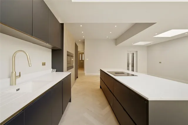Huron Road, London, SW17, photo 2