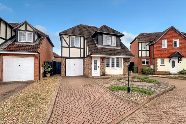 Rustington, BN16, photo 1