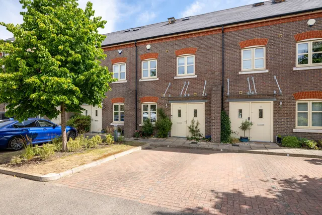 3 bedroom house — Dixons Wharf, Wilstone, Tring. HP23