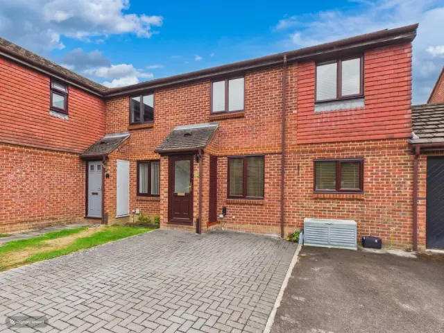 Dover Close, Southwater, photo 1
