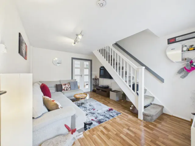 Dover Close, Southwater, photo 2