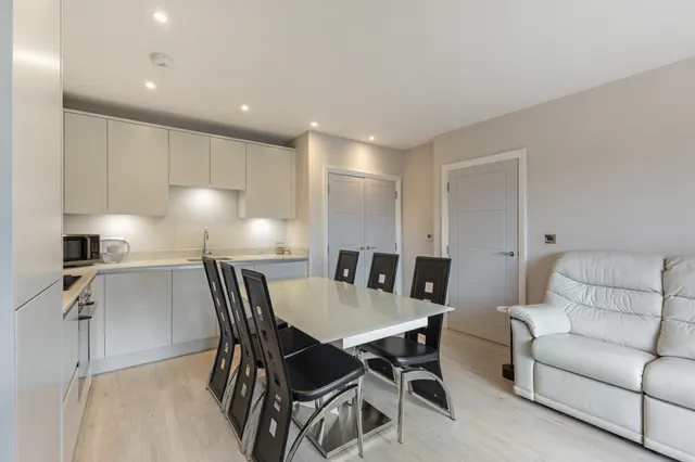 High Street, Edgware, HA8, photo 2
