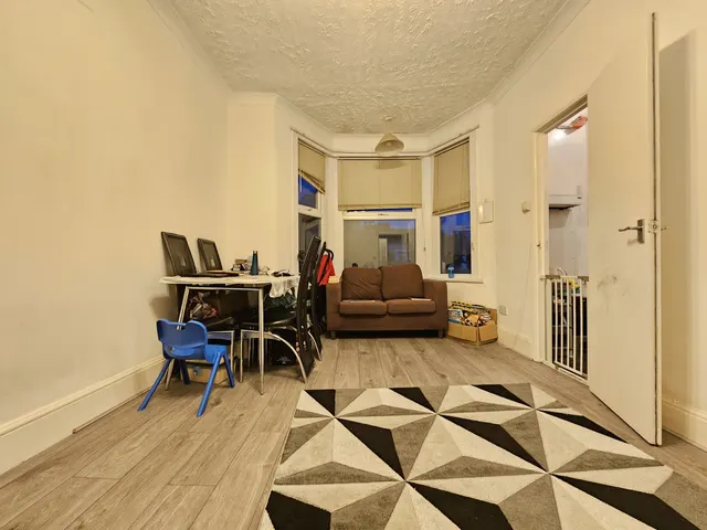 Photo 2 — 1 bed flat to rent The Drive, Ilford IG1 3HB