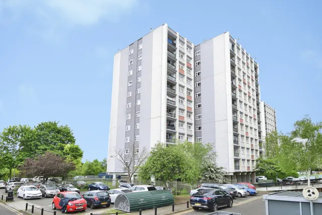 Photo 2 — Navestock Crescent, Woodford Green