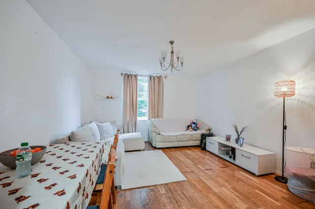 Photo 2 — 5 Millstream Close, London