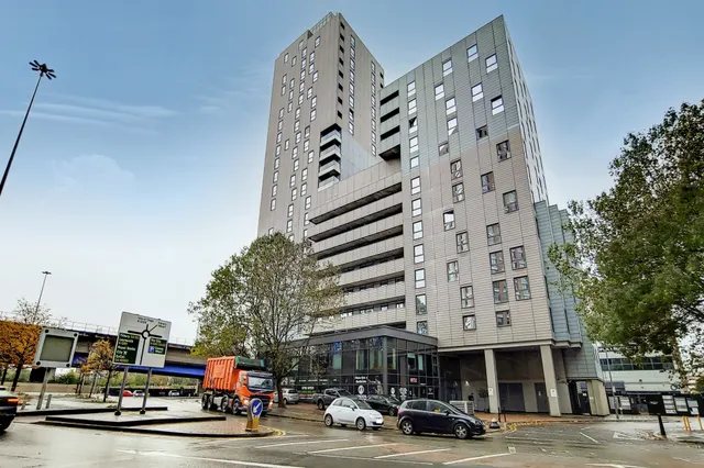402 Wharfside Point South, 4 Prestons Road, London, photo 1