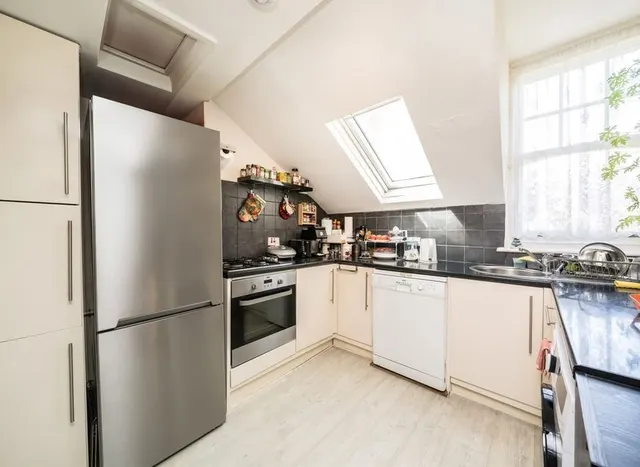 Photo 3 — Queens Avenue, Muswell Hill, N10