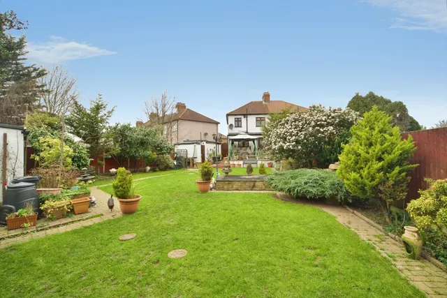 Photo 2 — Hamden Crescent, Dagenham, RM10