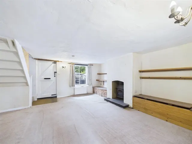 Photo 2 — 18, High Street, Kingswood, Wotton-Under-Edge, GL12 8RS