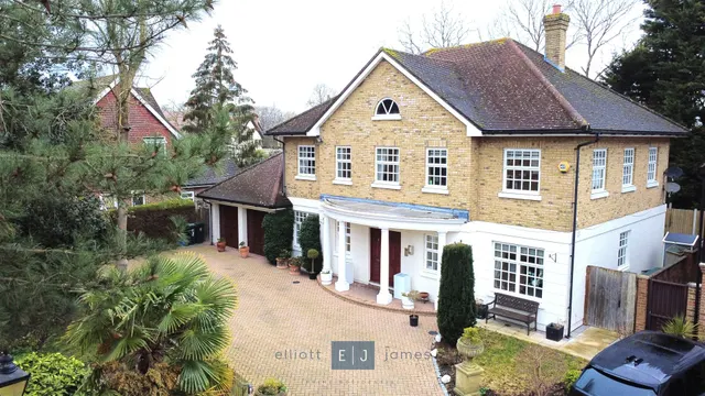 Gainsborough Place, Chigwell, photo 1