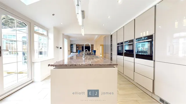Photo 3 — Gainsborough Place, Chigwell