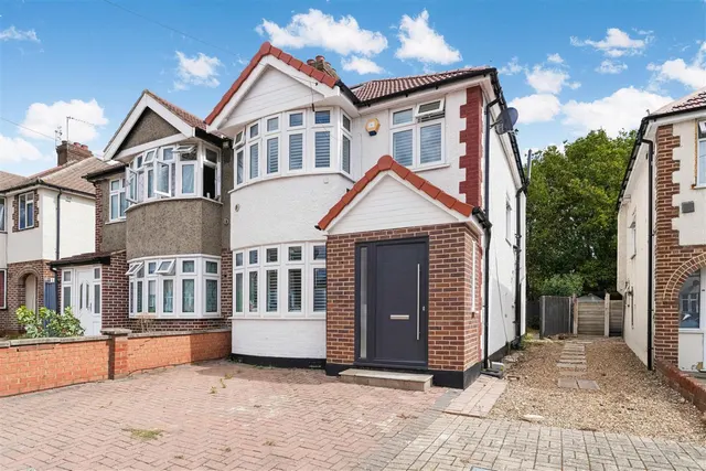 Willow Gardens, Hounslow, photo 1