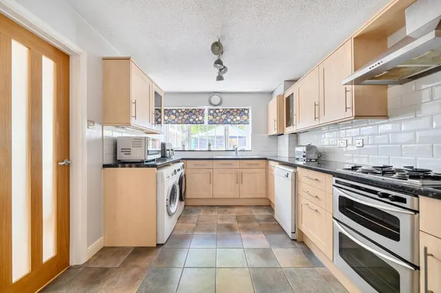 Birchwood Drive, Lightwater, GU18, photo 3