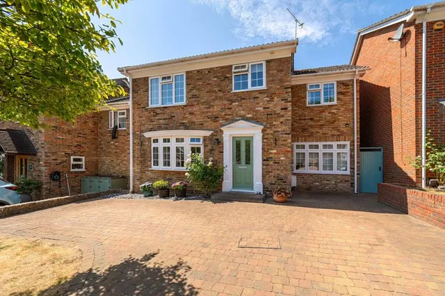 Birchwood Drive, Lightwater, GU18, photo 1