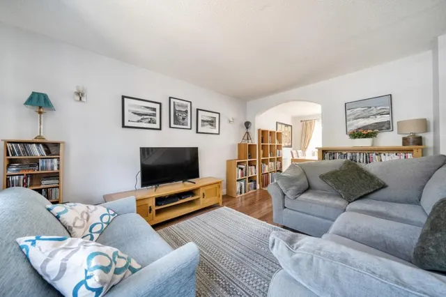 Birchwood Drive, Lightwater, GU18, photo 2