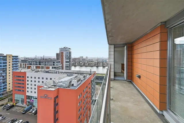 Western Gateway, Royal Victoria Dock, E16, photo 3