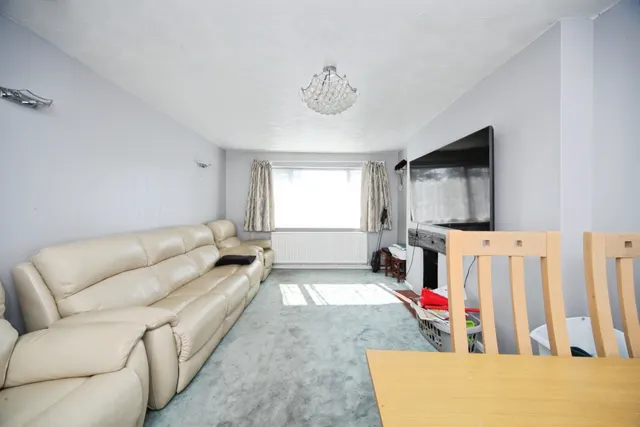 Photo 3 — Devon Road, LUTON