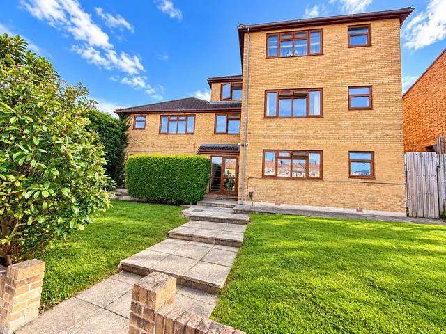 Mayplace Road East, DA7, photo 1