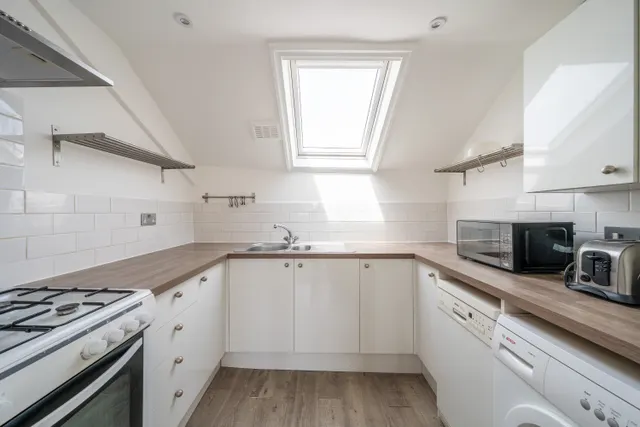 Photo 3 — Cologne Road, London, SW11
