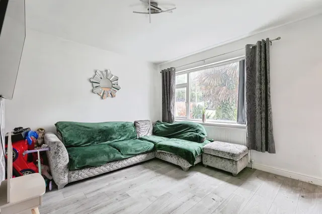 Photo 3 — Chevet Rise, Royston, Barnsley
