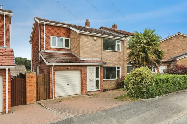 Chevet Rise, Royston, Barnsley, photo 1
