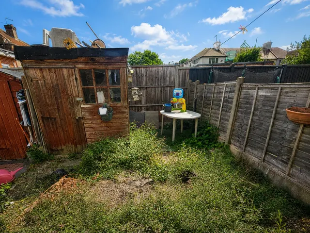 Blenheim Close, Greenford, UB6, photo 3