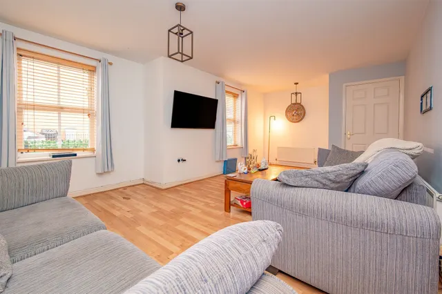 Teasel Drive, Kettering, NN14, photo 2