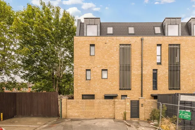 Bryanston Close, UB2, photo 1