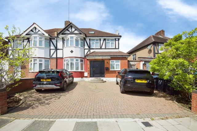 Ravenscraig Road, London, N11, photo 1