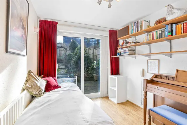 Photo 3 — Walnut Mews, Sutton, SM2 5TL