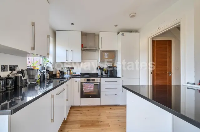 Photo 3 — Moorlands Avenue, Mill Hill, NW7, Mill Hill