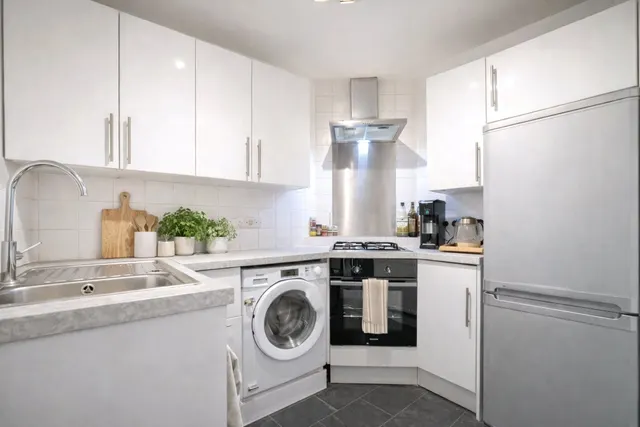 Lyster Mews, Cobham, KT11, photo 3
