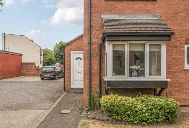 Firs Close, Mitcham, CR4 1AX, photo 1