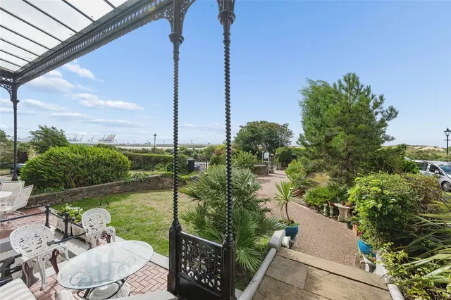 Beach Lawn, Liverpool, L22, photo 3