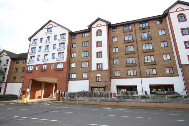 Sopwith Way, KINGSTON UPON THAMES, Surrey, Kingston Upon Thames, KT25AG, photo 1