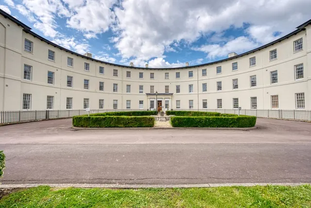 2 bedroom flat — The Crescent, Gloucester